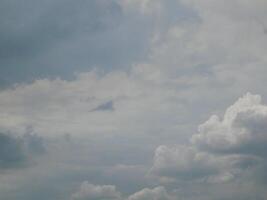 svart moln i de himmel under de dag foto
