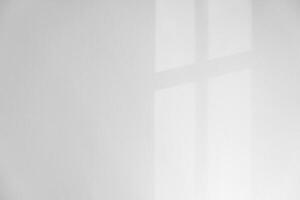 vit vägg bakgrund, betong textur med skugga fönster, tomt grå cement rum med solljus reflektera på vit plåster färg, ljus effekt för svartvit Foto, mockup, produkt design presentation foto