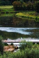 briey och dess lugn sangsue sjö, bro, gående, sporter och avslappning aktiviteter, Lorraine, Frankrike foto