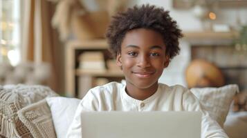 ai genererad på en beige bakgrund, en ung afrikansk amerikan studerande pojke innehar en bärbar dator, reklam eLearning, avlägsen inlärning, och uppkopplad webbseminarier. foto
