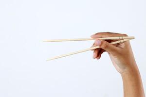 hand innehav bambu matpinne foto