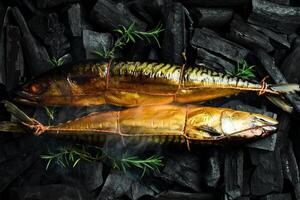 rökt makrill fisk på varm kol. utegrill. matlagning fisk. träkol. foto