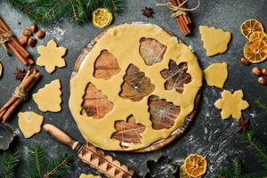 förberedelse av jul bakverk och sötsaker. deg för bakning hemlagad ingefära småkakor. fri Plats för text. foto