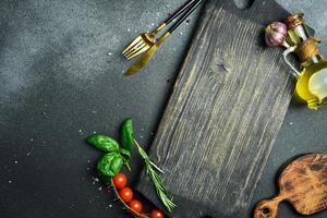 matlagning tabell med örter, kryddor och redskap. topp se med kopia Plats foto