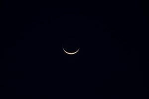 halvmåne måne i de mörk natt. foto