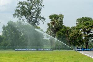 vatten sprinkler i de stadion. foto