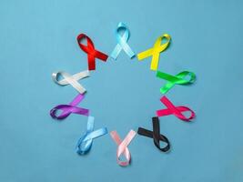 värld cancer dag. färgrik band, cancer medvetenhet, blå bakgrund. internationell byrå för forskning på cancer foto