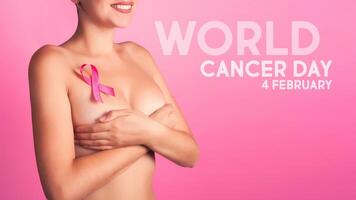 värld cancer dag begrepp bakgrund. ung kvinna granskning henne bröst för klumpar eller tecken av bröst cancer. rosa band. foto