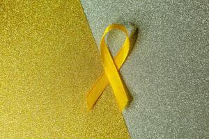 guld band för barn som en symbol av barndom cancer medvetenhet. värld cancer dag foto