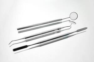 dental instrument samling isolerat på vit bakgrund foto