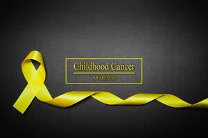 barndom cancer medvetenhet dag. gul band på svart bakgrund. foto