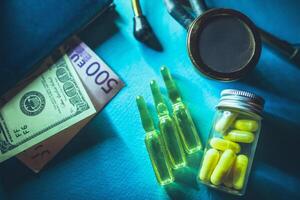 läkemedel är opiater i piller och ampuller. pengar, piller och en stetoskop på de tabell närbild. bakslag och granska begrepp foto