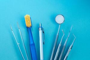 tandläkare verktyg. tandvård, dental hälsa begrepp. blå bakgrund topp se kopia Plats foto