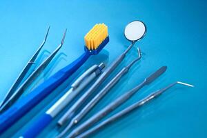tandläkare verktyg. tandvård, dental hälsa begrepp. blå bakgrund topp se kopia Plats foto