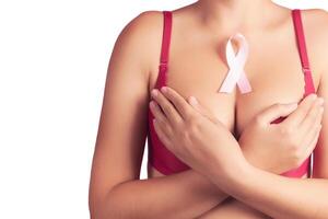 sjukvård och medicin begrepp - kvinna med rosa bröst cancer medvetenhet band foto