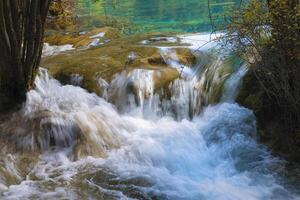 gnistrande sjö kaskader, jiuzhaigou nationell parkera, sichuan provins, Kina, unesco värld arv webbplats foto