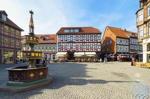 wernigerode, Tyskland - 2015, korsvirkeshus hus och Kafé på de marknadsföra fyrkant, wernigerode, harz, saxony anhalt, Tyskland, Europa foto