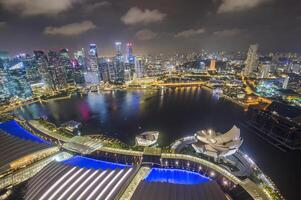 stadens centrum central finansiell distrikt på natt, singapore foto