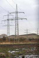 högspänning pyloner i tysk industriell landskap foto