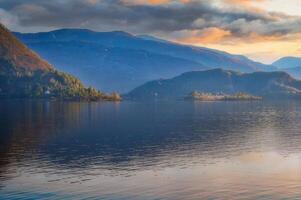 fjord i Norge på westcap. solnedgång över de vatten. bergen i de bakgrund foto