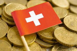 schweiz flagga på mynt pengar, finansiera och bokföring, bank begrepp. foto