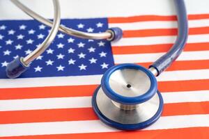 stetoskop på USA Amerika flagga bakgrund, företag och finansiera begrepp. foto