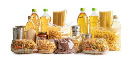 livsmedel för donation, förvaring och leverans. diverse mat, pasta, matolja och konserver i kartong. foto