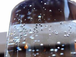 mönster av bubblor på inre yta av glas med gnistrande vatten närbild stock Foto
