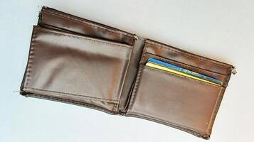 öppen brun läder plånbok isolerat på vit foto