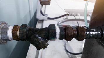 tråd förbindelse rör ventil med täta tejp för skydd av läcka. foto