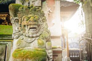 traditionell balinesisk sten staty i främre av hindu tempel i ubud stad av bali, Indonesien. foto