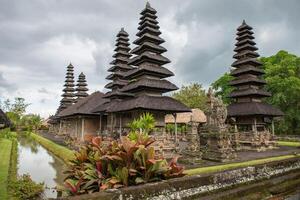landskap se av populär tempel i bali som heter pura taman ayun de kunglig tempel av mengwi välde i badung regentskap, bali, Indonesien. se i de molnig dag. foto