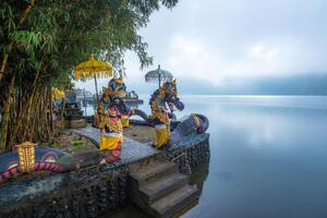 andlig helgedom i pura ulan danu bratan tempel på de Strand av sjö bratan de andra största sjö i bali, indonesien i de morgon. foto