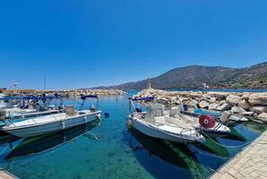 båtar på pomos fiske hamn i cypern foto