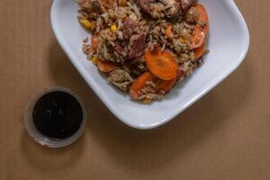 nyligen tillverkad kinesisk friterad ris med kött och grönsaker, med Plats för text foto