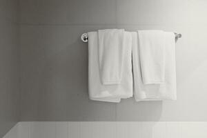 handduk vit rena ny kuggstång hängande dusch rum service i hotell badrum foto