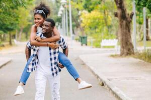 datum par man och kvinnor valentine dag. afrikansk svart älskare på parkera utomhus sommar säsong årgång Färg tona foto