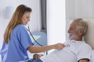 sjuksköterska läkare arbetssätt på Hem vård medicinsk kolla upp friska äldre senior manlig Lycklig leende foto