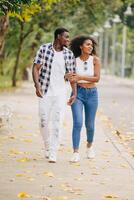 datum par man och kvinnor valentine dag. afrikansk svart älskare på parkera utomhus sommar säsong årgång Färg tona foto