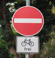 ingen infartsskylt för bilar, men cyklar är tillåtna