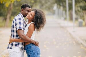 datum par man och kvinnor valentine dag. afrikansk svart älskare på parkera utomhus sommar säsong årgång Färg tona foto