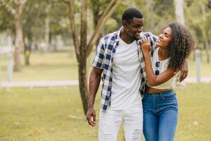 datum par man och kvinnor valentine dag. afrikansk svart älskare på parkera utomhus sommar säsong årgång Färg tona foto