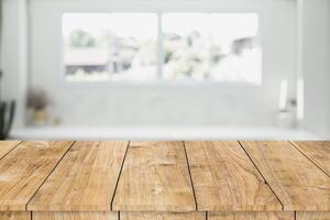 fläck vit interiör rum fönster med trä- tabell Plats för Produkter montage reklam bakgrund foto
