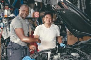 garage mekaniker arbetstagare team hand skakning tillsammans för arbetssätt tillsammans bil bil service foto