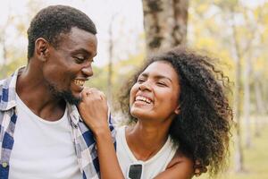 datum par man och kvinnor valentine dag. afrikansk svart älskare på parkera utomhus sommar säsong årgång Färg tona foto