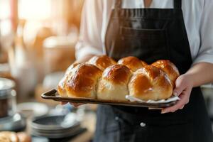 ai genererad bagare presenterar en bricka av varm färsk bullar. generativ ai foto