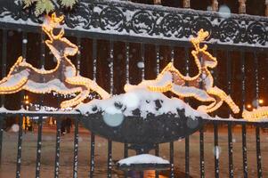 silhuetter av jul rådjur på de staket. utomhus- skimrande festlig jul dekoration, skön dekoration av de ingång, uppfart. foto
