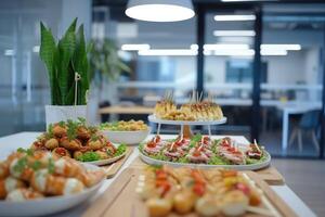 ai genererad catering i de kontor. tabell med canapes och olika snacks eras på de bakgrund av en företag möte. foto