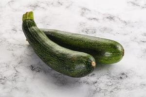 rå ung små grön zucchini foto