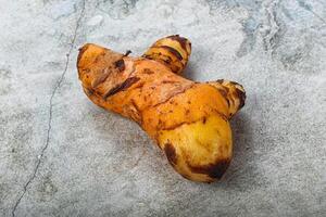 färsk gurkmeja rot för matlagning foto